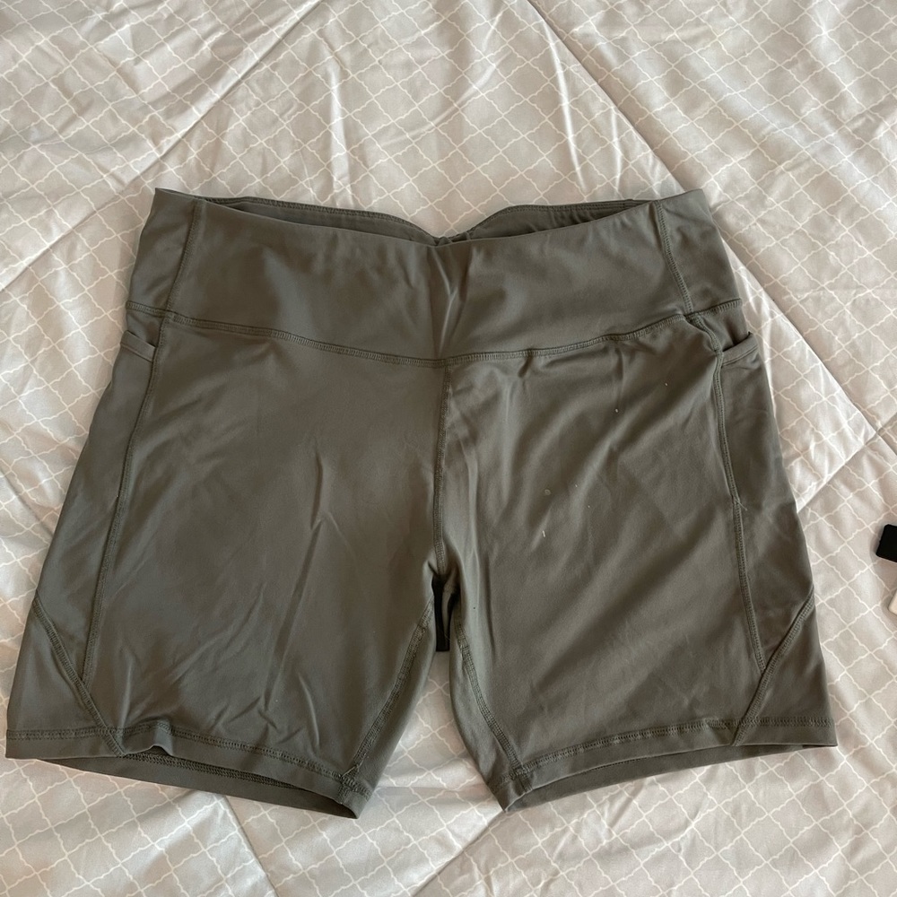 Avia Active short in military green - Size XL